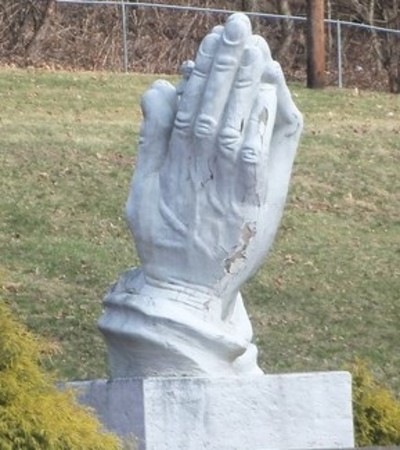 praying hands statue